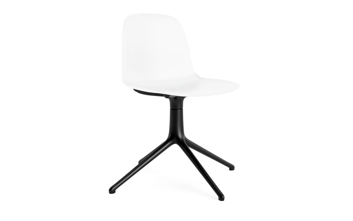 Form Drehstuhl in Weiss präsentiert im Onlineshop von KAQTU Design AG. Dreh-Schalenstuhl ist von Normann Copenhagen