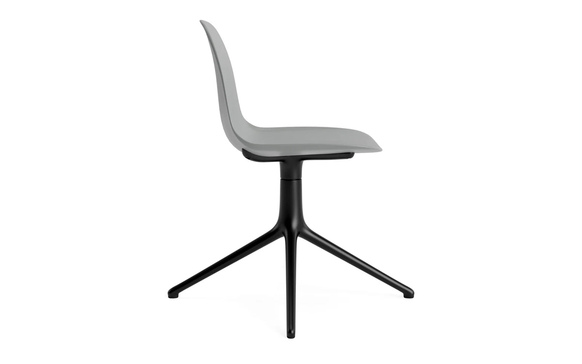 Form Drehstuhl in Grau präsentiert im Onlineshop von KAQTU Design AG. Dreh-Schalenstuhl ist von Normann Copenhagen