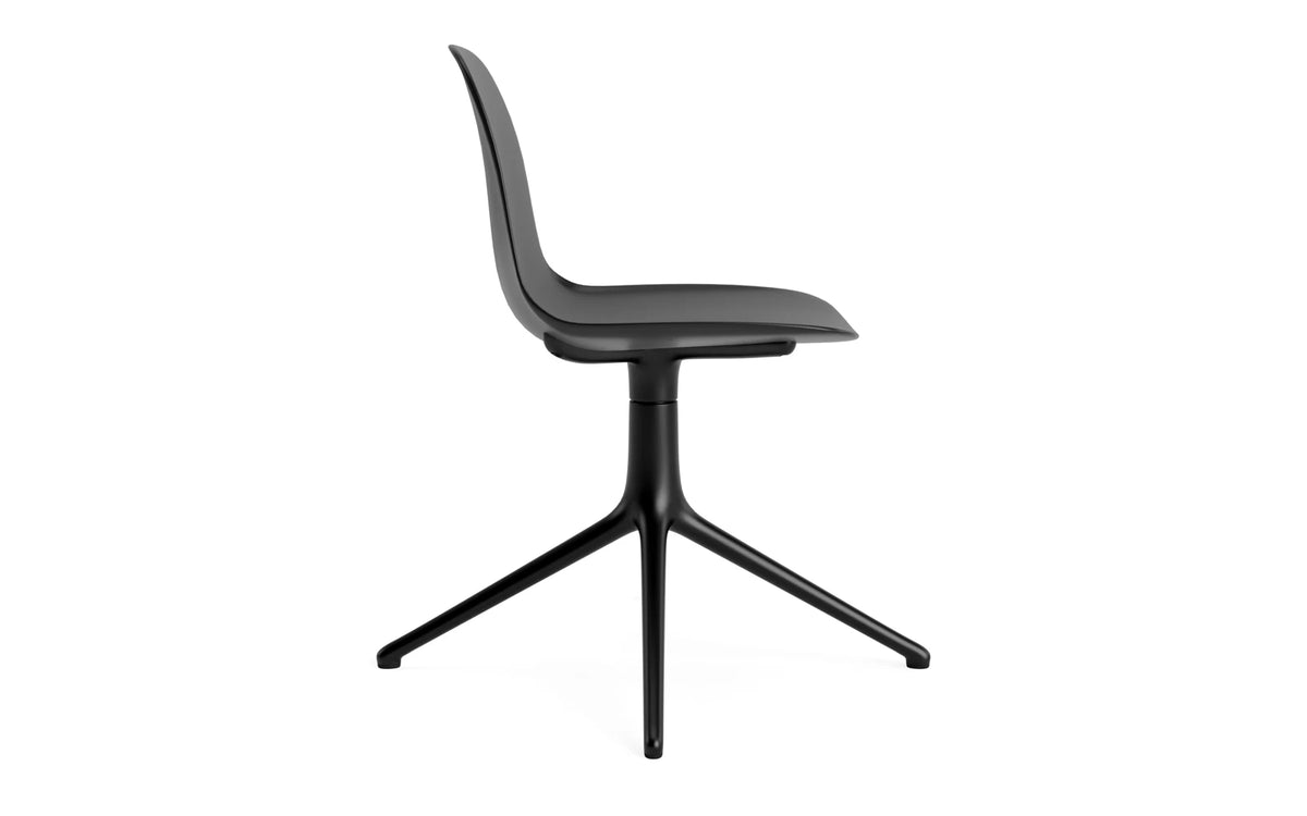 Form Drehstuhl in Schwarz präsentiert im Onlineshop von KAQTU Design AG. Dreh-Schalenstuhl ist von Normann Copenhagen