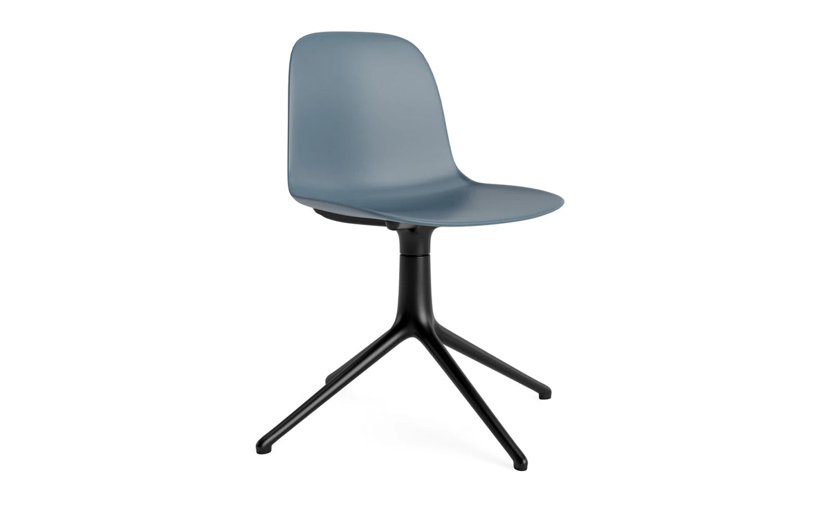 Form Drehstuhl in Blau präsentiert im Onlineshop von KAQTU Design AG. Dreh-Schalenstuhl ist von Normann Copenhagen