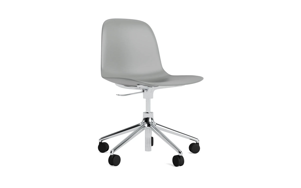 Form Bürostuhl in Grau präsentiert im Onlineshop von KAQTU Design AG. Dreh-Schalenstuhl mit Rollen ist von Normann Copenhagen
