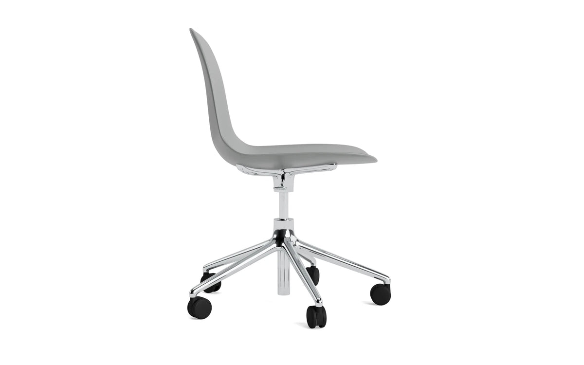 Form Bürostuhl in Grau präsentiert im Onlineshop von KAQTU Design AG. Dreh-Schalenstuhl mit Rollen ist von Normann Copenhagen