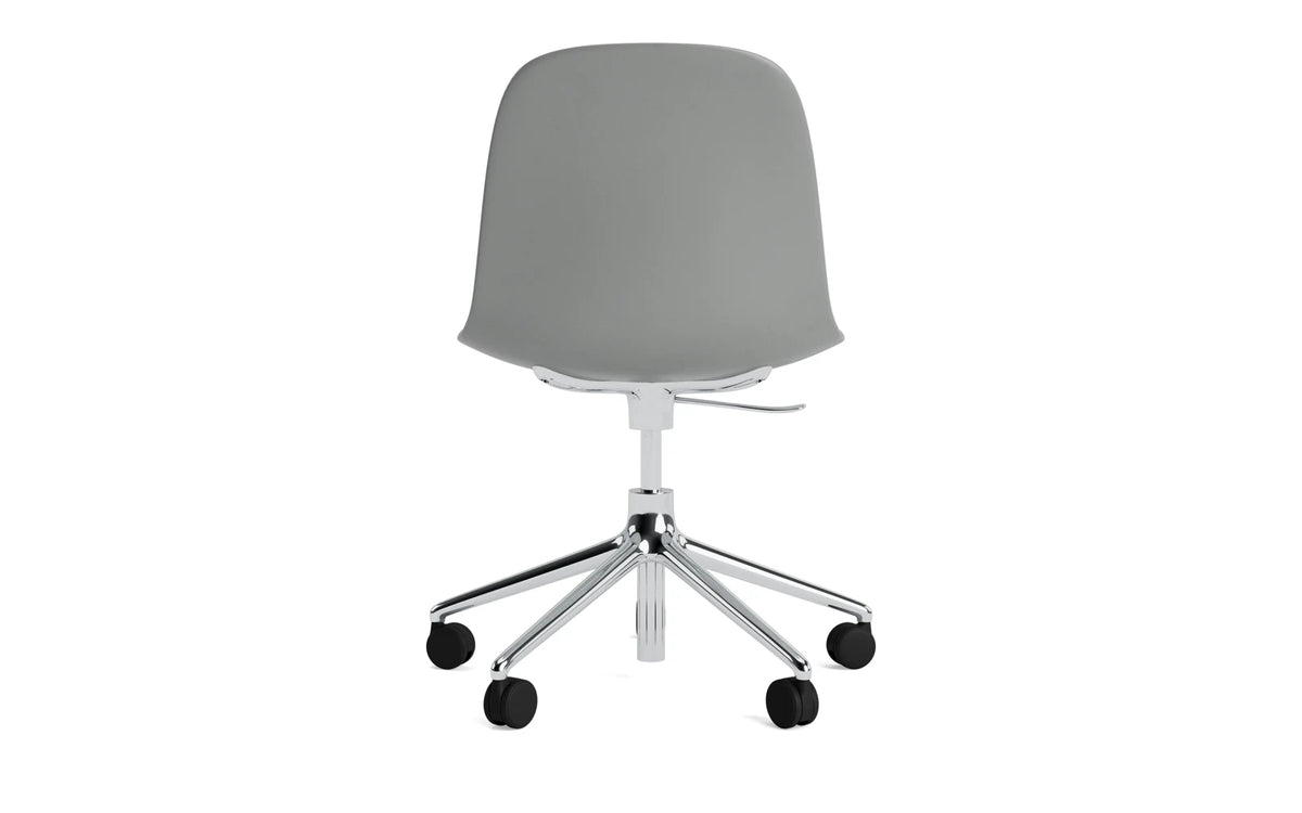 Form Bürostuhl in Grau präsentiert im Onlineshop von KAQTU Design AG. Dreh-Schalenstuhl mit Rollen ist von Normann Copenhagen