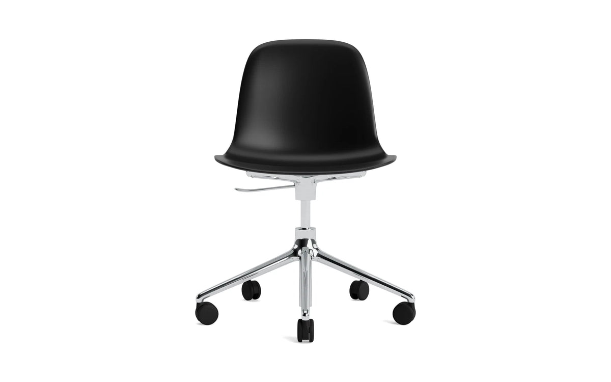 Form Bürostuhl in Schwarz präsentiert im Onlineshop von KAQTU Design AG. Dreh-Schalenstuhl mit Rollen ist von Normann Copenhagen