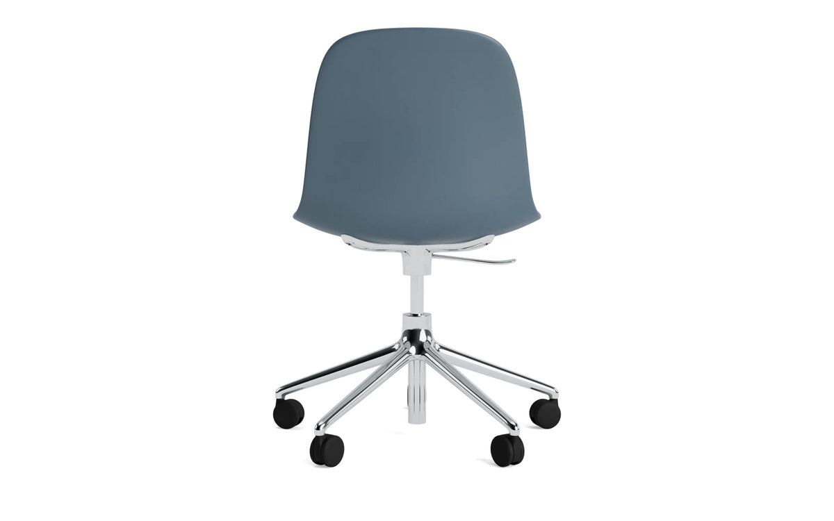 Form Bürostuhl in Blau präsentiert im Onlineshop von KAQTU Design AG. Dreh-Schalenstuhl mit Rollen ist von Normann Copenhagen