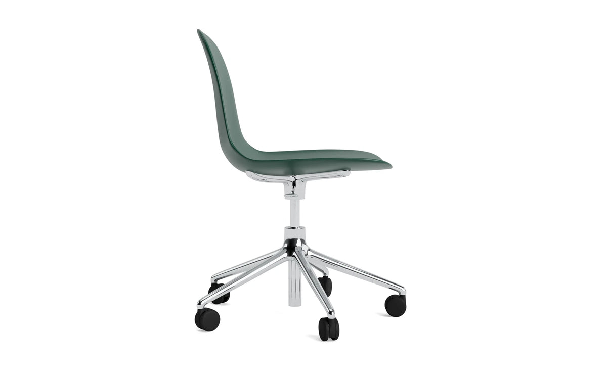 Form Bürostuhl in Grün präsentiert im Onlineshop von KAQTU Design AG. Dreh-Schalenstuhl mit Rollen ist von Normann Copenhagen