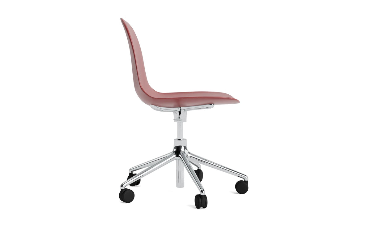Form Bürostuhl in Rot präsentiert im Onlineshop von KAQTU Design AG. Dreh-Schalenstuhl mit Rollen ist von Normann Copenhagen