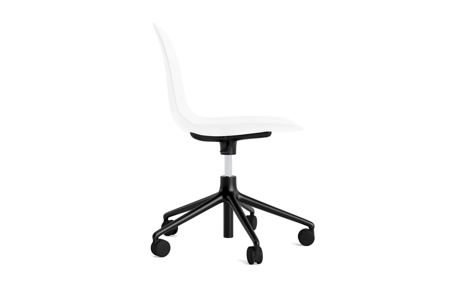 Eleganter Form Drehstuhl von Normann Copenhagen in Weiß und Aluminium. Ideal für Büro und Home-Office, vereint Komfort und individuelles Design.