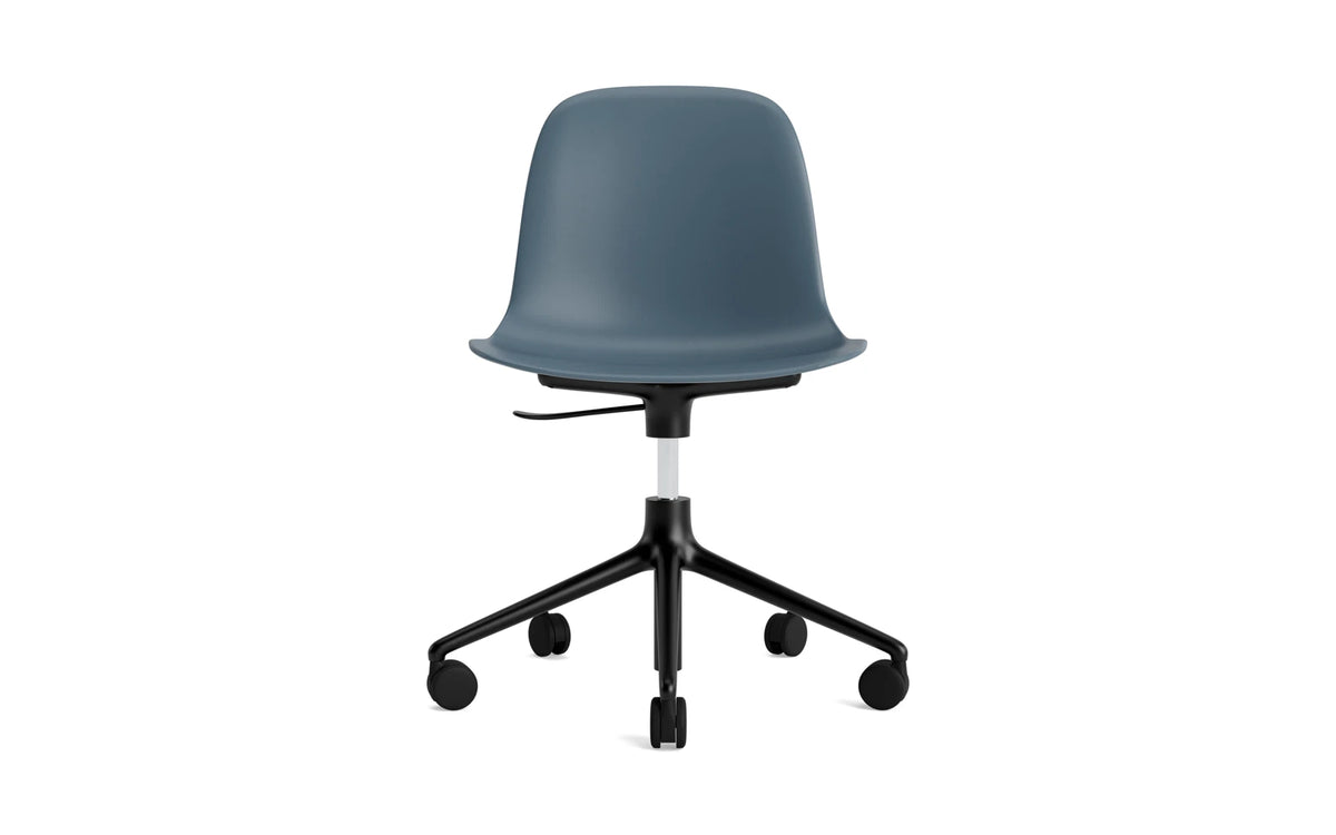 Form Bürostuhl in Blau präsentiert im Onlineshop von KAQTU Design AG. Dreh-Schalenstuhl mit Rollen ist von Normann Copenhagen