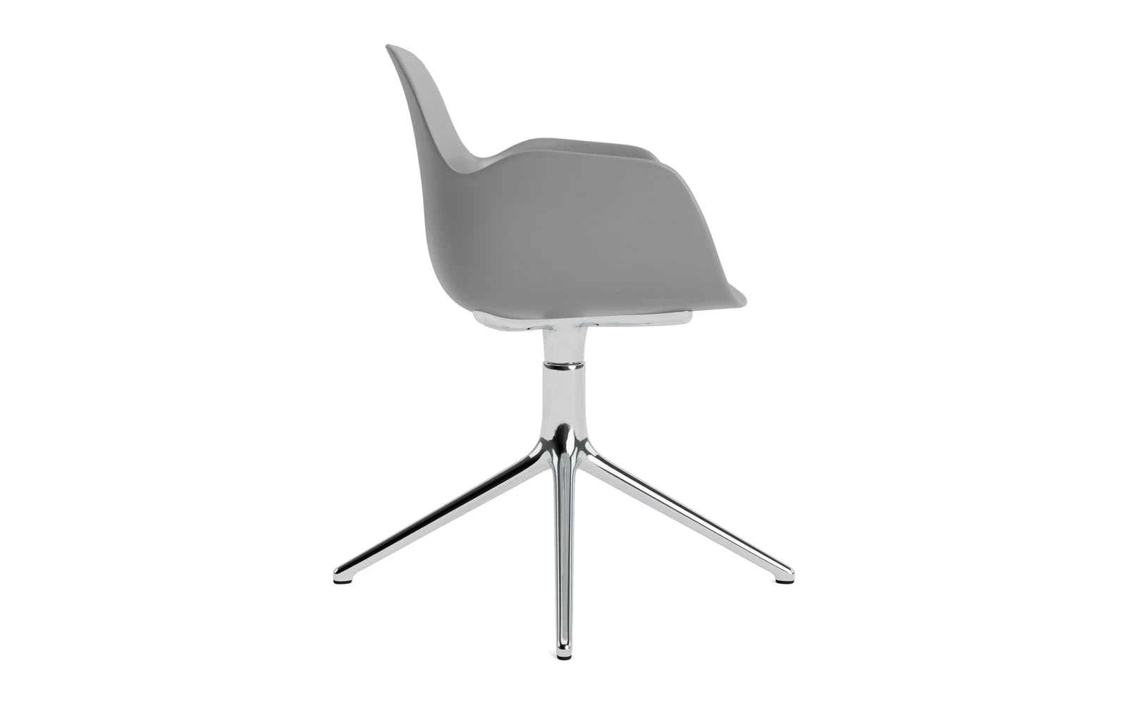 Eleganter Form Drehstuhl mit Armlehnen von Normann Copenhagen in Schwarz/Aluminium. Ideal für Büro und Wohnräume, vereint er Komfort und modernes Design.