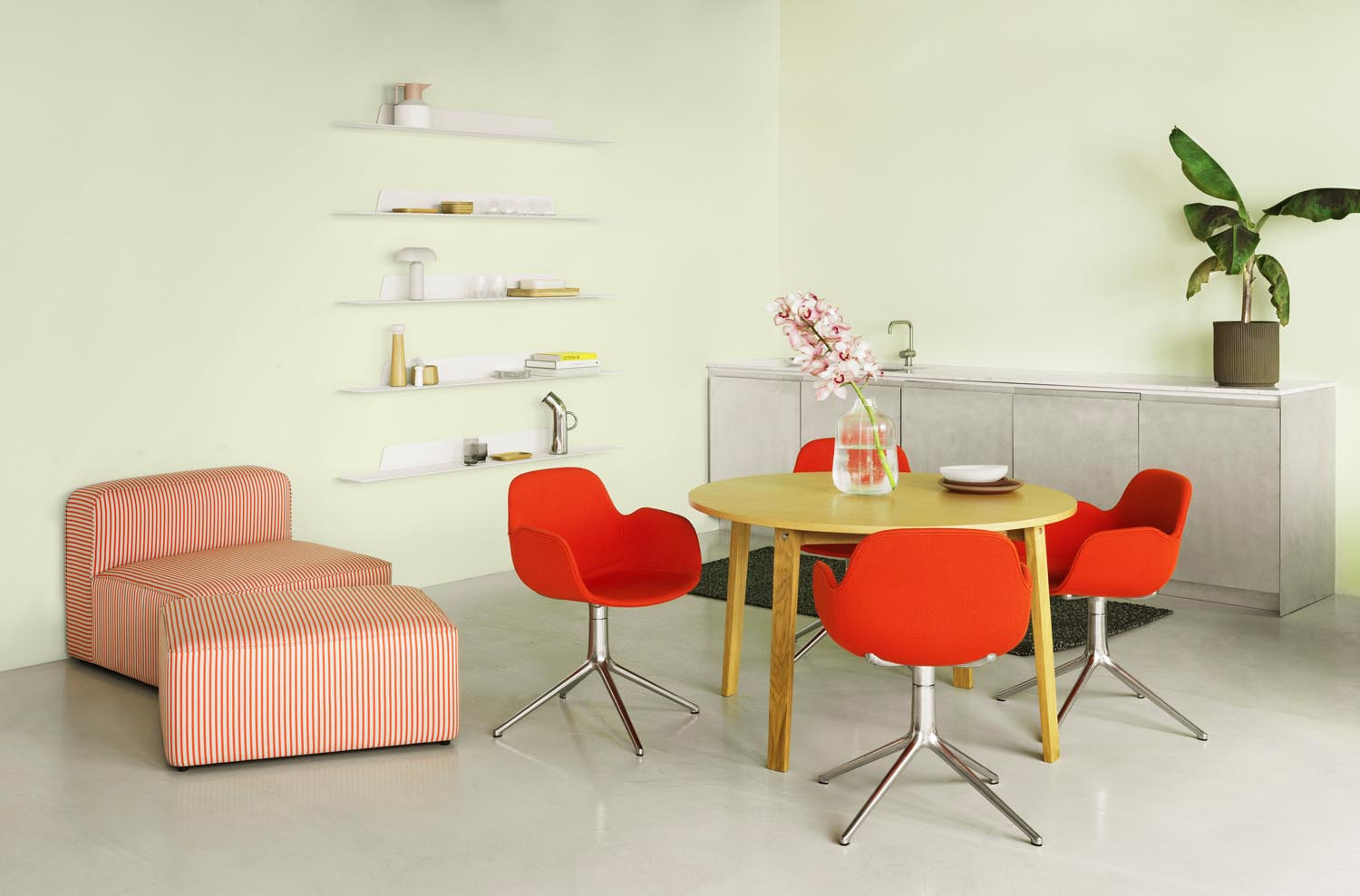 Eleganter Form Drehstuhl mit Armlehnen von Normann Copenhagen in Schwarz/Aluminium. Ideal für Büro und Wohnräume, vereint er Komfort und modernes Design.