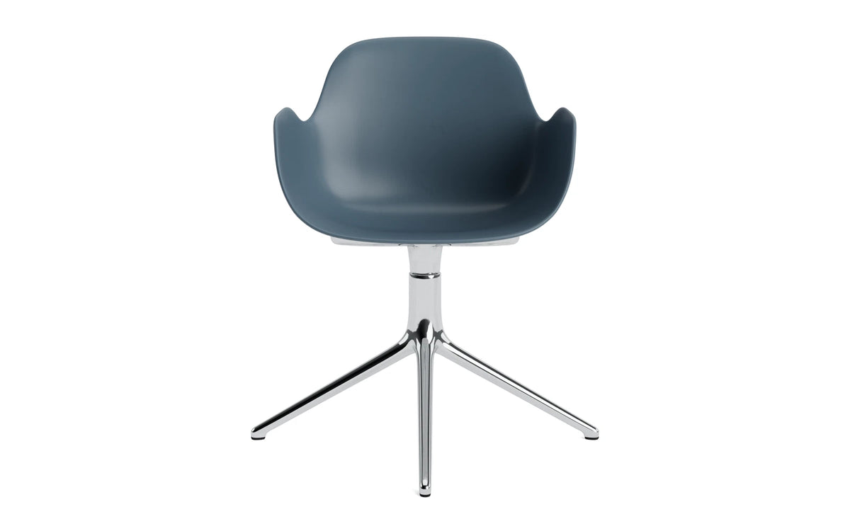 Form Drehstuhl mit Armlehne in Blau präsentiert im Onlineshop von KAQTU Design AG. Dreh-Schalenstuhl mit Armlehnen ist von Normann Copenhagen