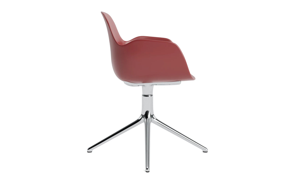 Form Drehstuhl mit Armlehne in Rot präsentiert im Onlineshop von KAQTU Design AG. Dreh-Schalenstuhl mit Armlehnen ist von Normann Copenhagen