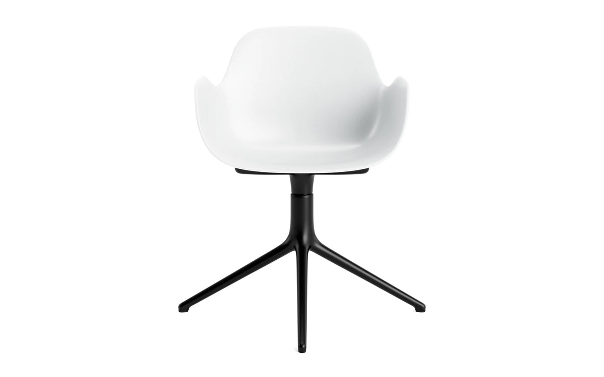 Form Drehstuhl mit Armlehne in Weiss präsentiert im Onlineshop von KAQTU Design AG. Dreh-Schalenstuhl mit Armlehnen ist von Normann Copenhagen