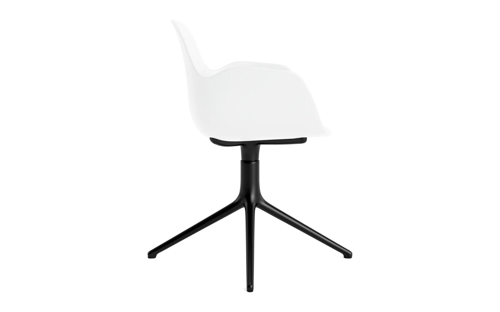 Eleganter Form Drehstuhl mit Armlehnen von Normann Copenhagen. Ideal für moderne Büros und stilvolle Räume, vereint er Design und Funktionalität.