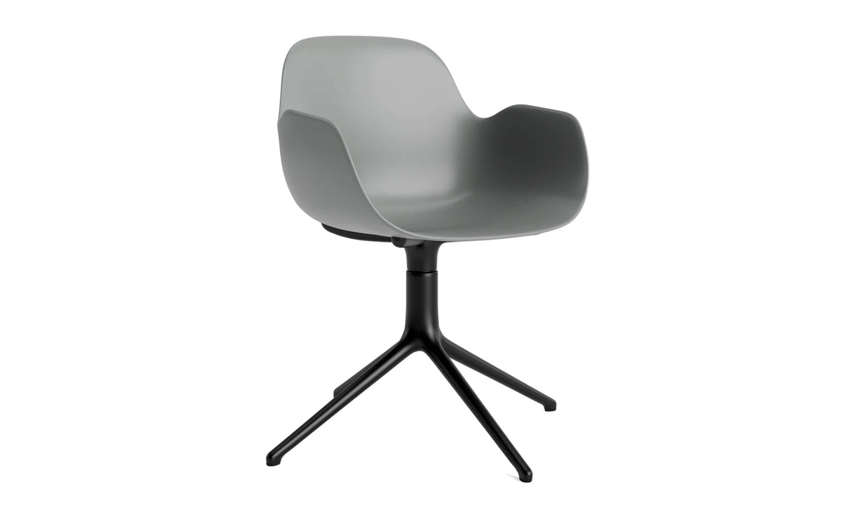 Form Drehstuhl mit Armlehne in Grey präsentiert im Onlineshop von KAQTU Design AG. Dreh-Schalenstuhl mit Armlehnen ist von Normann Copenhagen