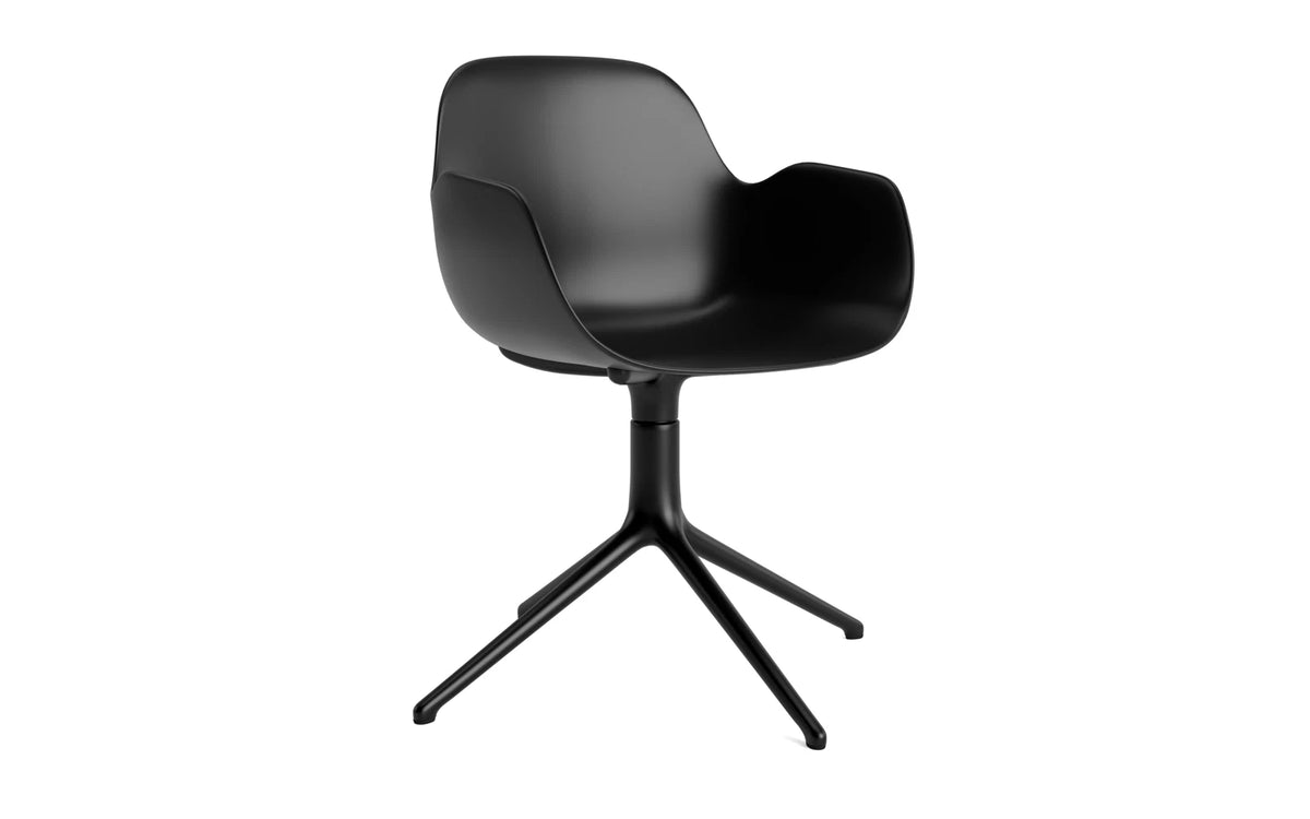 Form Drehstuhl mit Armlehne in Schwarz präsentiert im Onlineshop von KAQTU Design AG. Dreh-Schalenstuhl mit Armlehnen ist von Normann Copenhagen