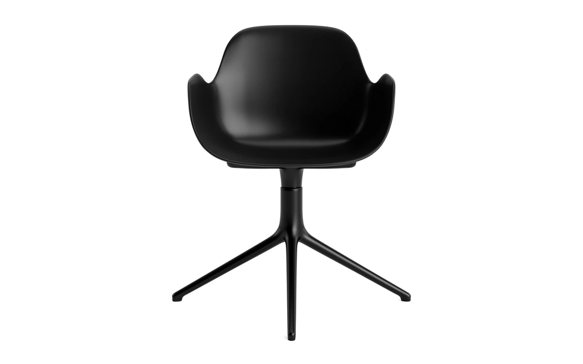 Form Drehstuhl mit Armlehne in Schwarz präsentiert im Onlineshop von KAQTU Design AG. Dreh-Schalenstuhl mit Armlehnen ist von Normann Copenhagen