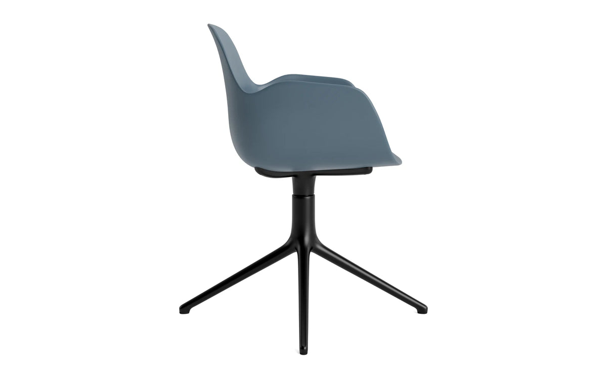 Form Drehstuhl mit Armlehne in Blau präsentiert im Onlineshop von KAQTU Design AG. Dreh-Schalenstuhl mit Armlehnen ist von Normann Copenhagen