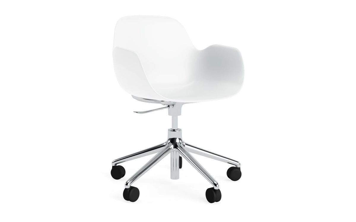 Form Bürostuhl mit Armlehne in Weiss präsentiert im Onlineshop von KAQTU Design AG. Dreh-Schalenstuhl mit Armlehnen und Rollen ist von Normann Copenhagen