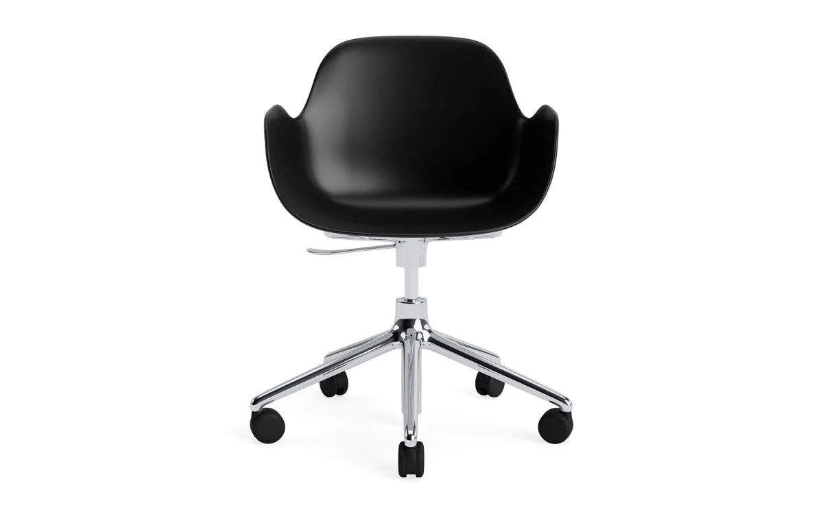 Form Bürostuhl mit Armlehne in Schwarz präsentiert im Onlineshop von KAQTU Design AG. Dreh-Schalenstuhl mit Armlehnen und Rollen ist von Normann Copenhagen