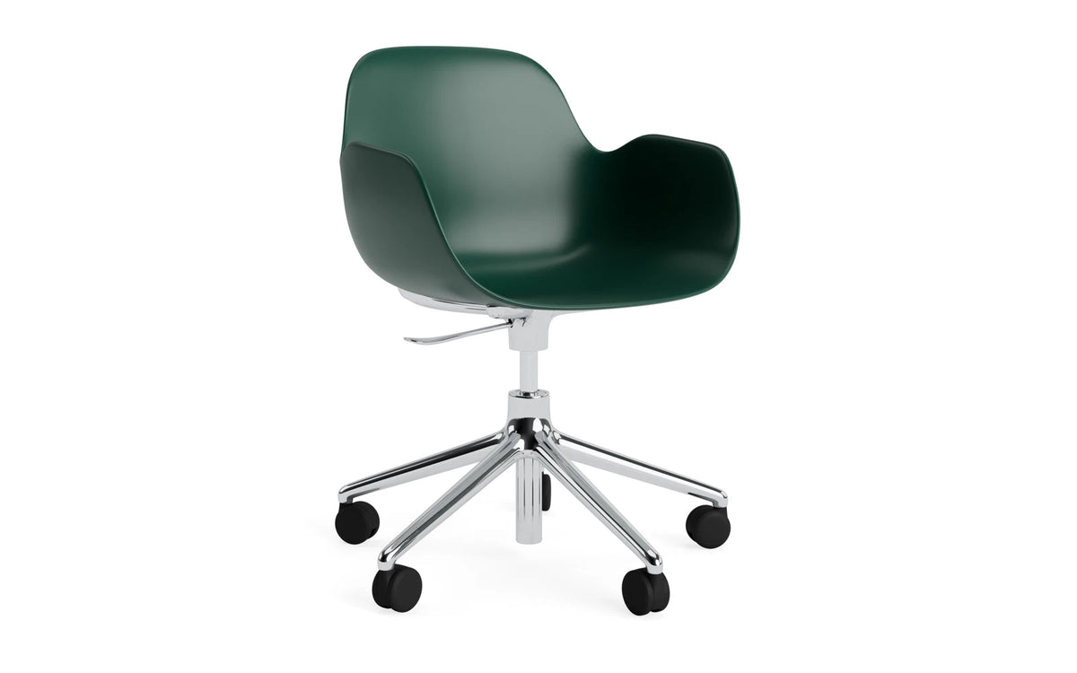 Form Bürostuhl mit Armlehne in Grün präsentiert im Onlineshop von KAQTU Design AG. Dreh-Schalenstuhl mit Armlehnen und Rollen ist von Normann Copenhagen