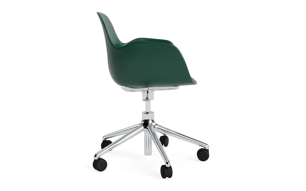 Form Bürostuhl mit Armlehne in Grün präsentiert im Onlineshop von KAQTU Design AG. Dreh-Schalenstuhl mit Armlehnen und Rollen ist von Normann Copenhagen