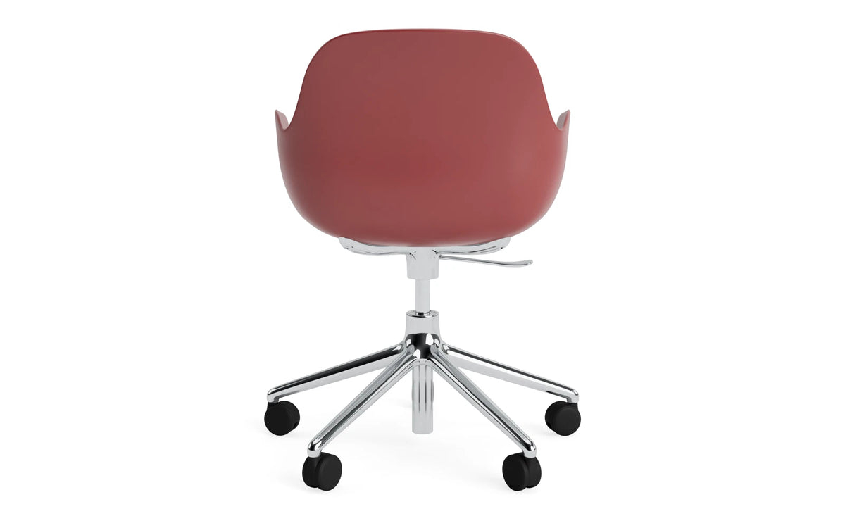 Form Bürostuhl mit Armlehne in Rot präsentiert im Onlineshop von KAQTU Design AG. Dreh-Schalenstuhl mit Armlehnen und Rollen ist von Normann Copenhagen
