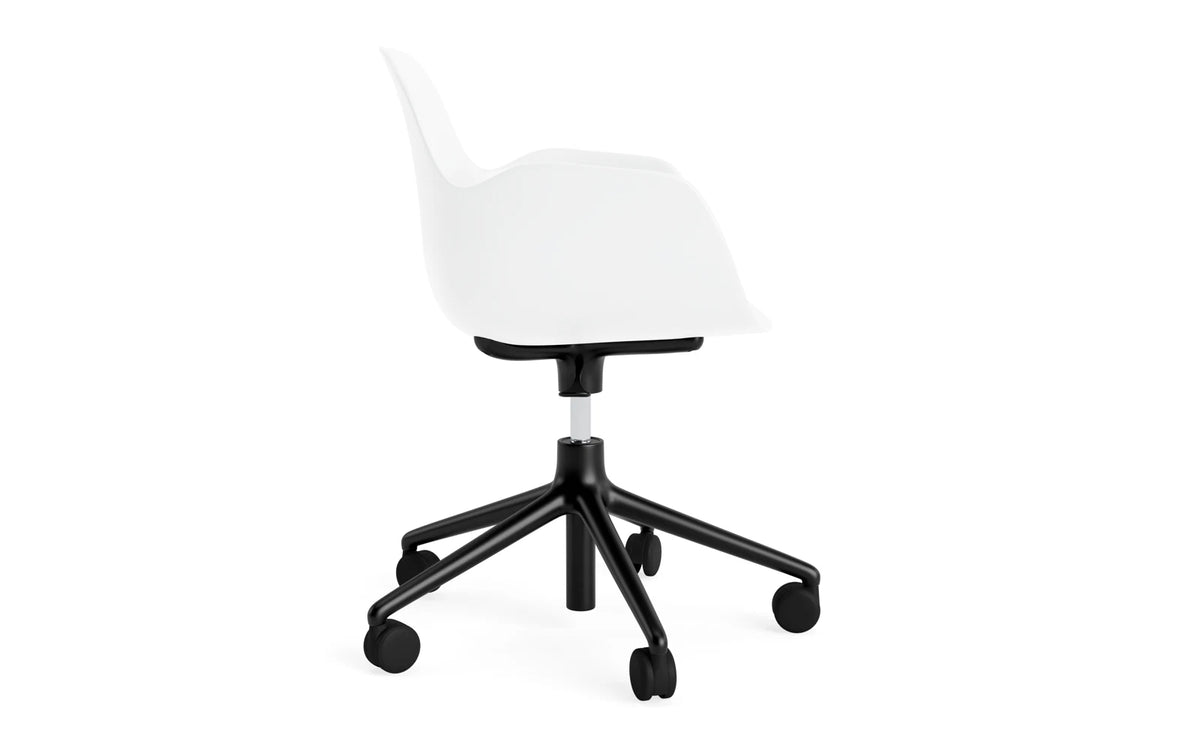 Form Bürostuhl mit Armlehne in Weiss präsentiert im Onlineshop von KAQTU Design AG. Dreh-Schalenstuhl mit Armlehnen und Rollen ist von Normann Copenhagen