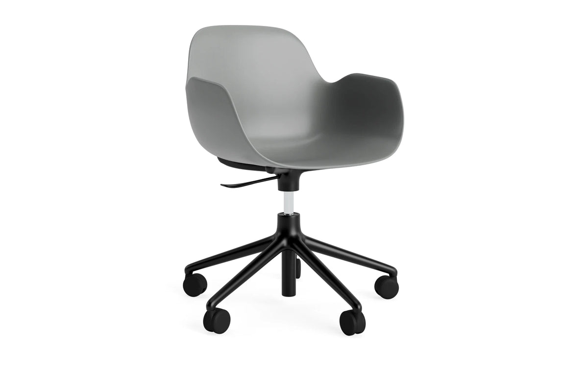 Form Bürostuhl mit Armlehne in Grau präsentiert im Onlineshop von KAQTU Design AG. Dreh-Schalenstuhl mit Armlehnen und Rollen ist von Normann Copenhagen