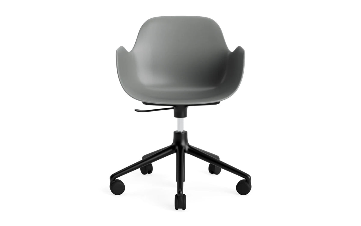 Form Bürostuhl mit Armlehne in Grau präsentiert im Onlineshop von KAQTU Design AG. Dreh-Schalenstuhl mit Armlehnen und Rollen ist von Normann Copenhagen