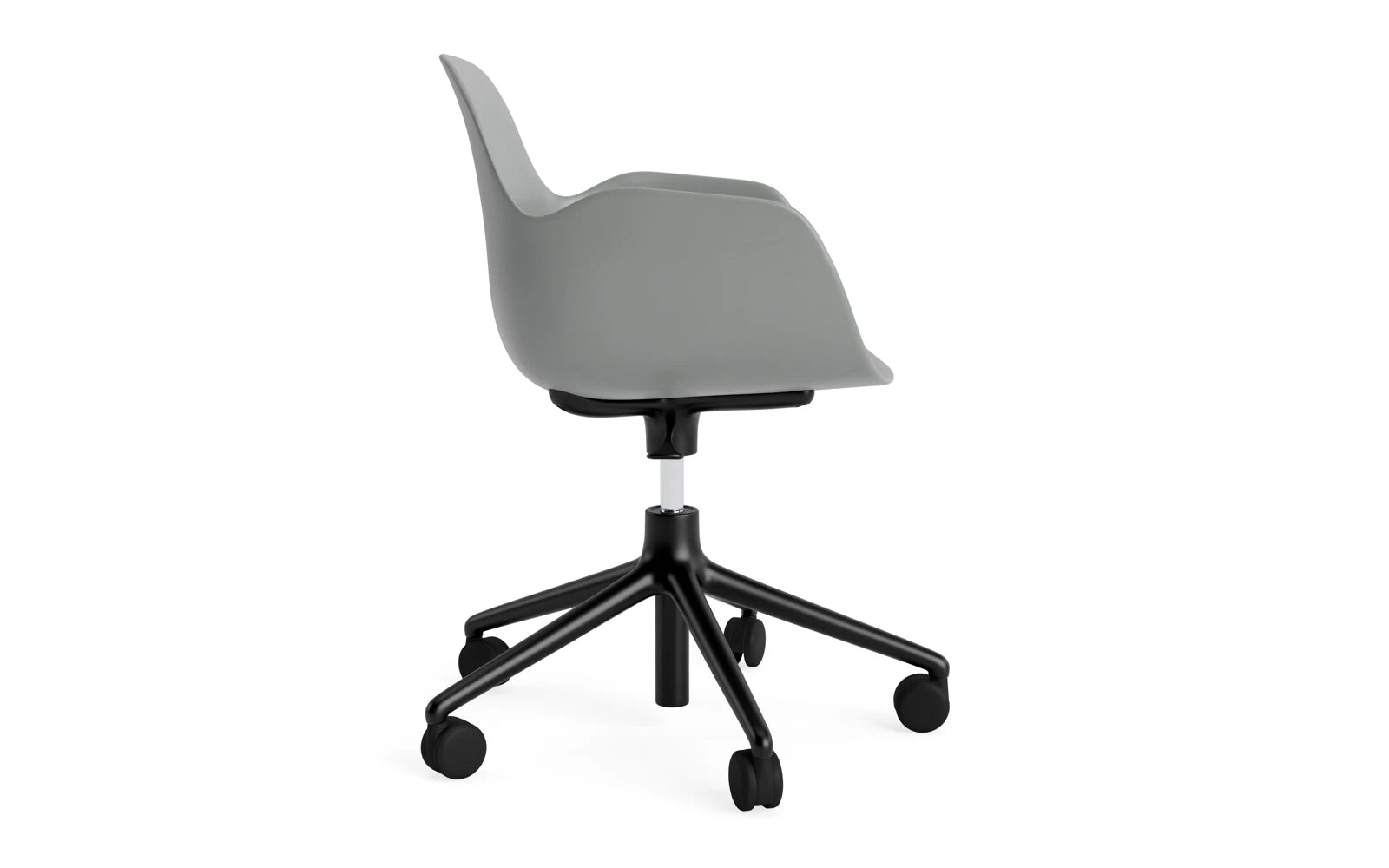 Der Form Bürostuhl mit Armlehne von Normann Copenhagen bietet eleganten Komfort und vielseitige Einsatzmöglichkeiten. Perfekt für stilvolle Büros.