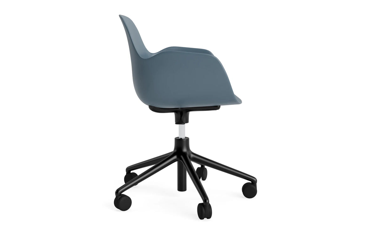 Form Bürostuhl mit Armlehne in Blau präsentiert im Onlineshop von KAQTU Design AG. Dreh-Schalenstuhl mit Armlehnen und Rollen ist von Normann Copenhagen