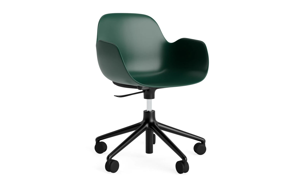 Form Bürostuhl mit Armlehne in Grün präsentiert im Onlineshop von KAQTU Design AG. Dreh-Schalenstuhl mit Armlehnen und Rollen ist von Normann Copenhagen