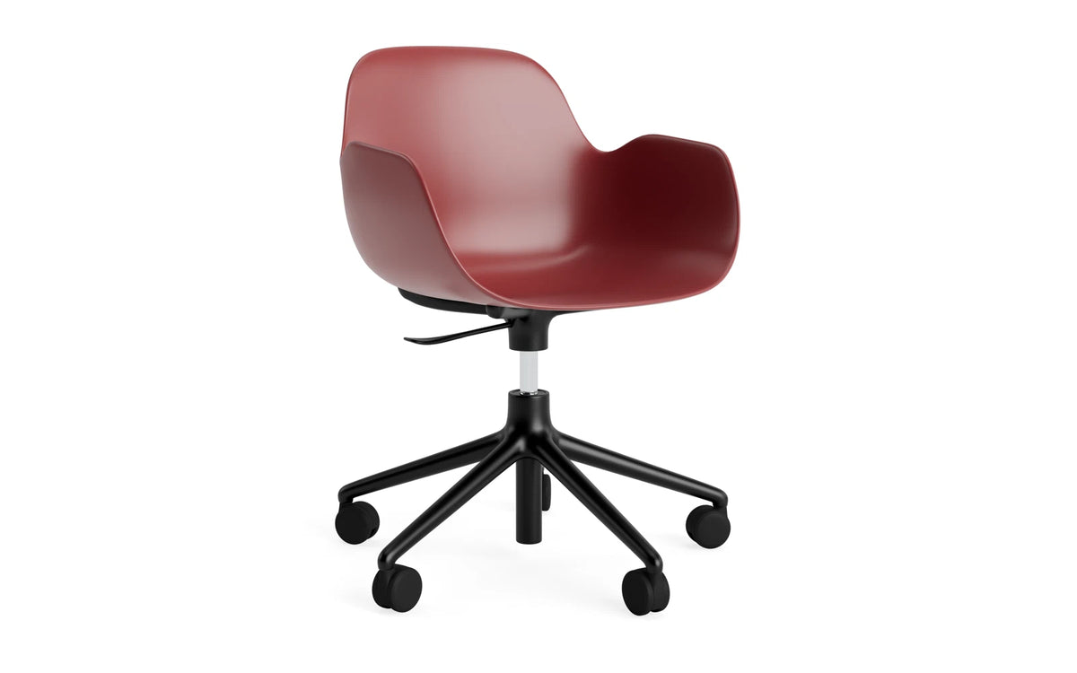 Form Bürostuhl mit Armlehne in Rot präsentiert im Onlineshop von KAQTU Design AG. Dreh-Schalenstuhl mit Armlehnen und Rollen ist von Normann Copenhagen