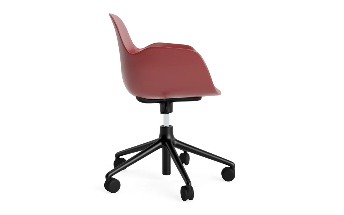 Form Bürostuhl mit Armlehne in Rot präsentiert im Onlineshop von KAQTU Design AG. Dreh-Schalenstuhl mit Armlehnen und Rollen ist von Normann Copenhagen