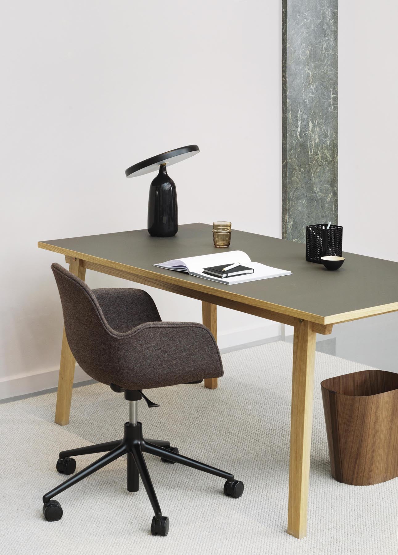 Der Form Bürostuhl mit Armlehne von Normann Copenhagen vereint modernes Design und hohen Komfort für produktives Arbeiten.
