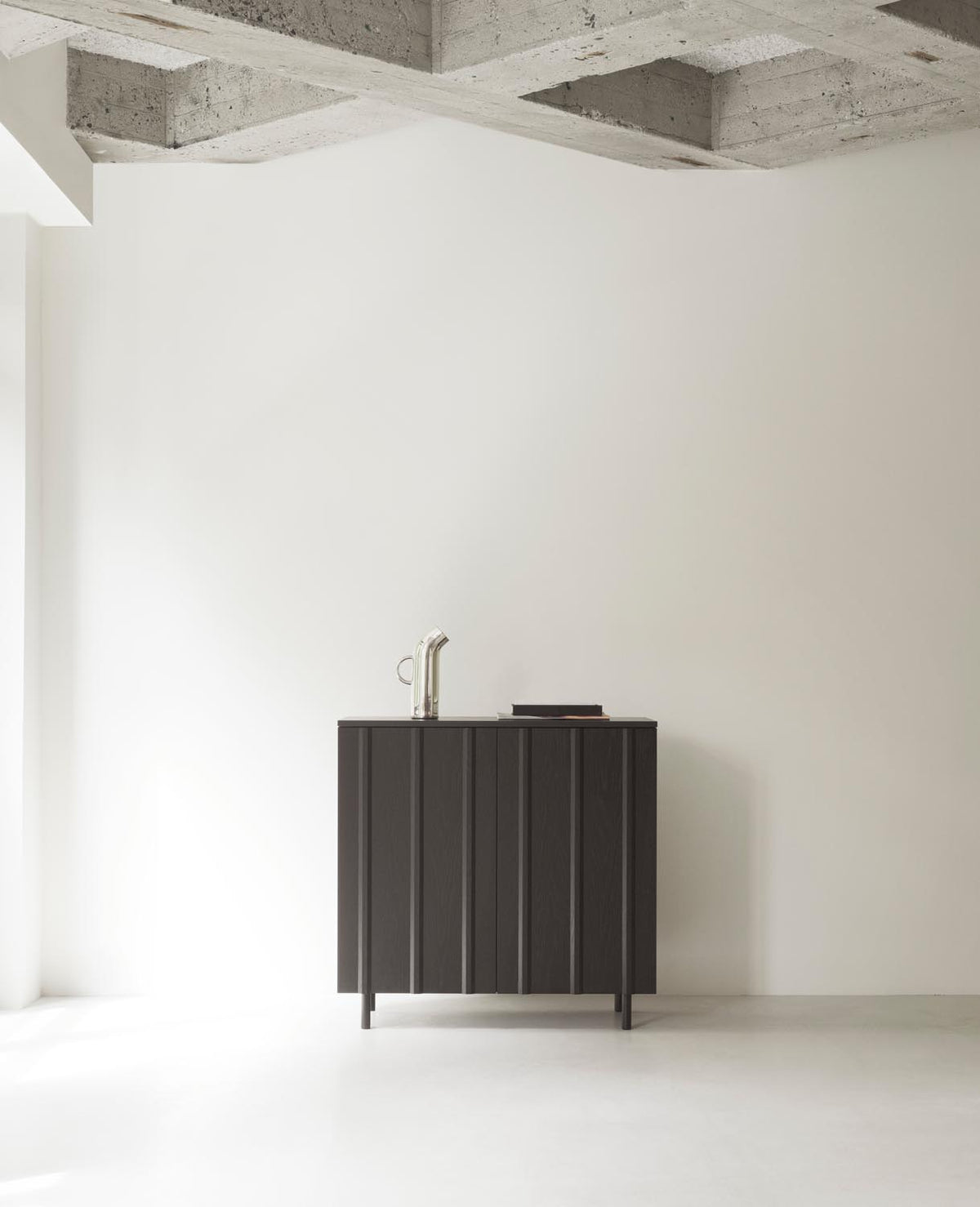 Rib Cabinet in Warmes schwarz präsentiert im Onlineshop von KAQTU Design AG. Korpus ist von Normann Copenhagen