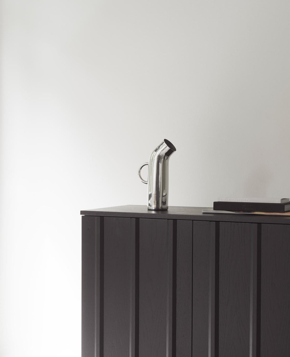 Rib Cabinet in Warmes schwarz präsentiert im Onlineshop von KAQTU Design AG. Korpus ist von Normann Copenhagen