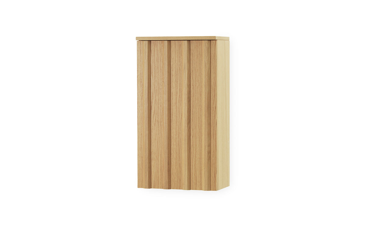 Rib Hängeschrank in Eiche präsentiert im Onlineshop von KAQTU Design AG. Wandschrank ist von Normann Copenhagen