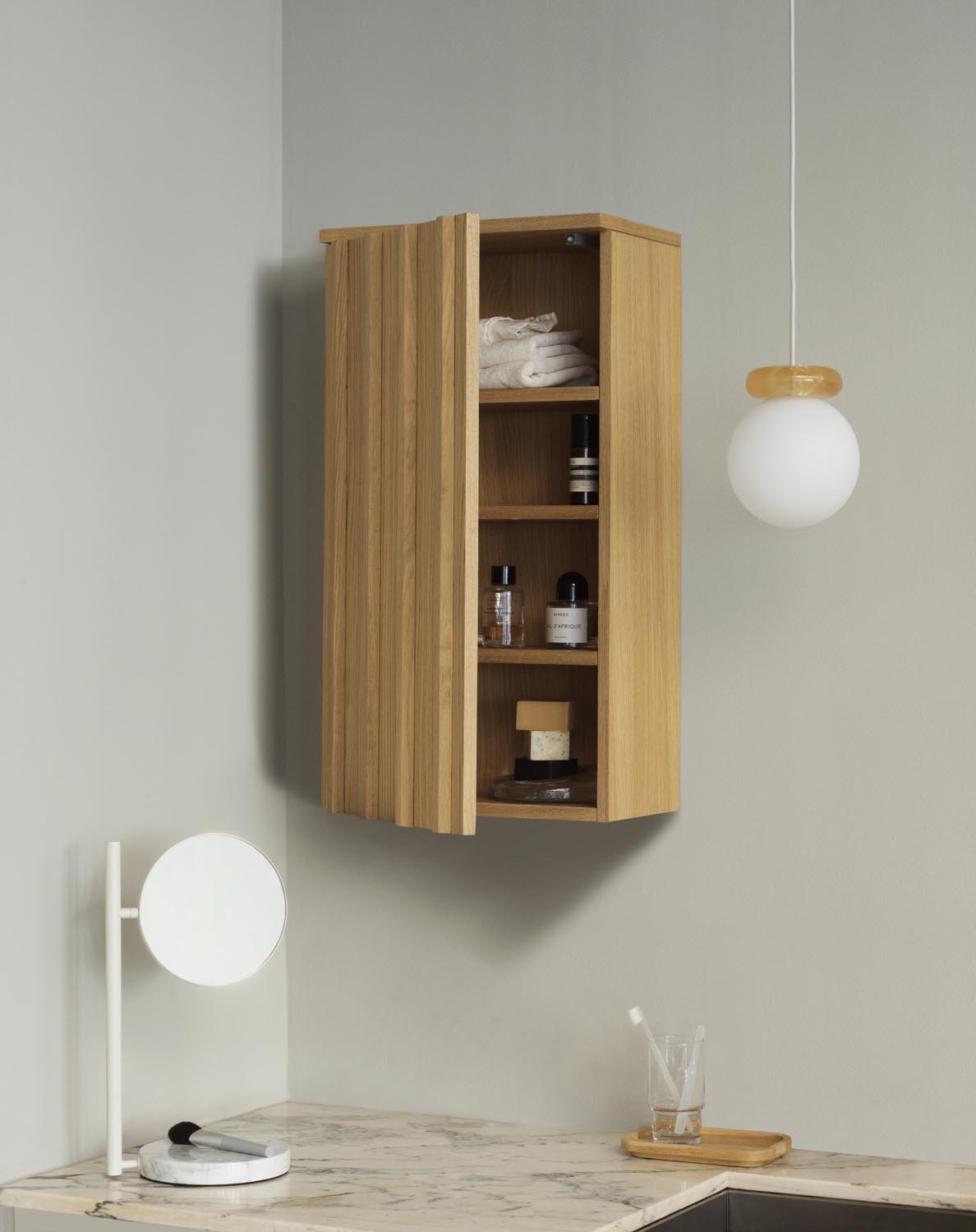 Rib Hängeschrank in Eiche präsentiert im Onlineshop von KAQTU Design AG. Wandschrank ist von Normann Copenhagen