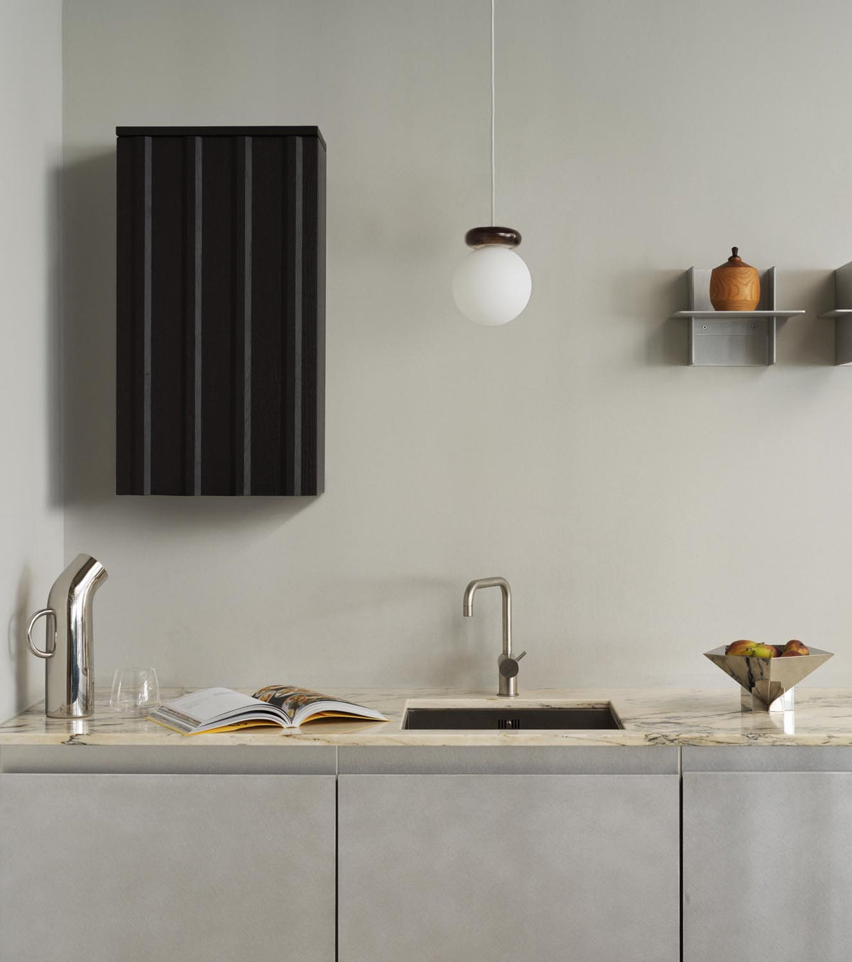 Rib Hängeschrank in Warmes schwarz präsentiert im Onlineshop von KAQTU Design AG. Wandschrank ist von Normann Copenhagen