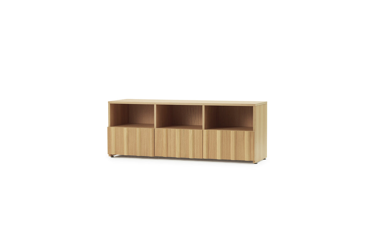 Rib Anrichte in Beige präsentiert im Onlineshop von KAQTU Design AG. Sideboard ist von Normann Copenhagen