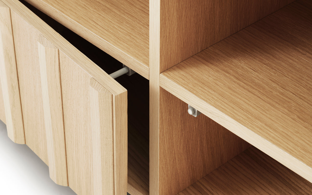 Rib Anrichte in Beige präsentiert im Onlineshop von KAQTU Design AG. Sideboard ist von Normann Copenhagen