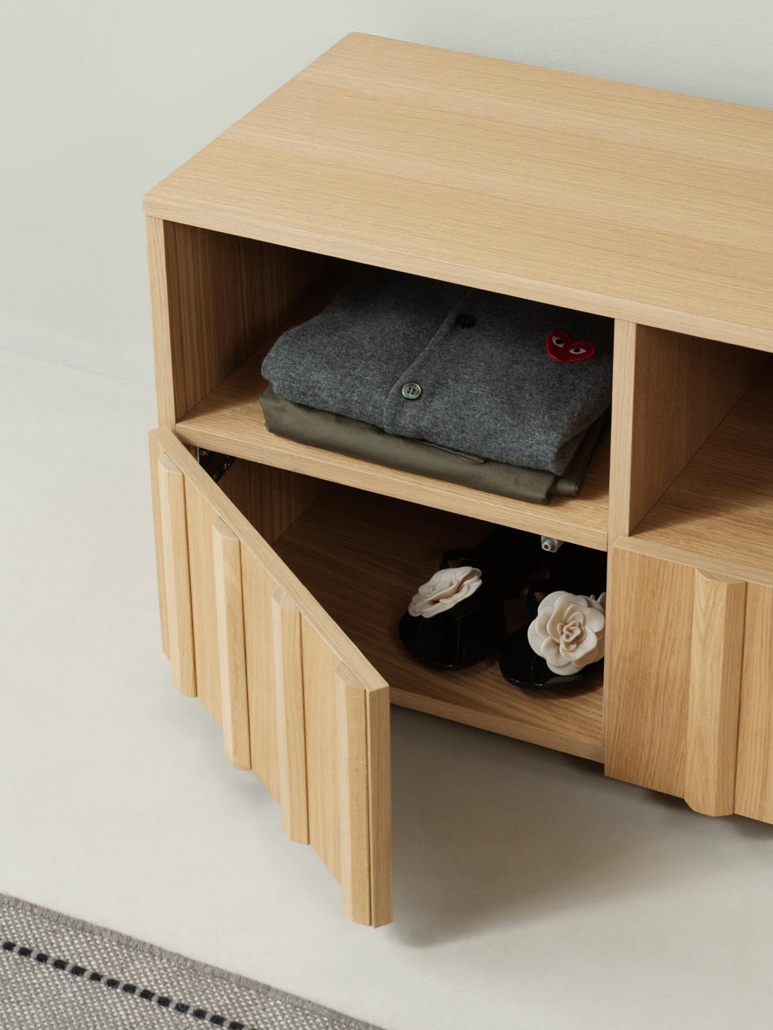 Rib Anrichte in Beige präsentiert im Onlineshop von KAQTU Design AG. Sideboard ist von Normann Copenhagen