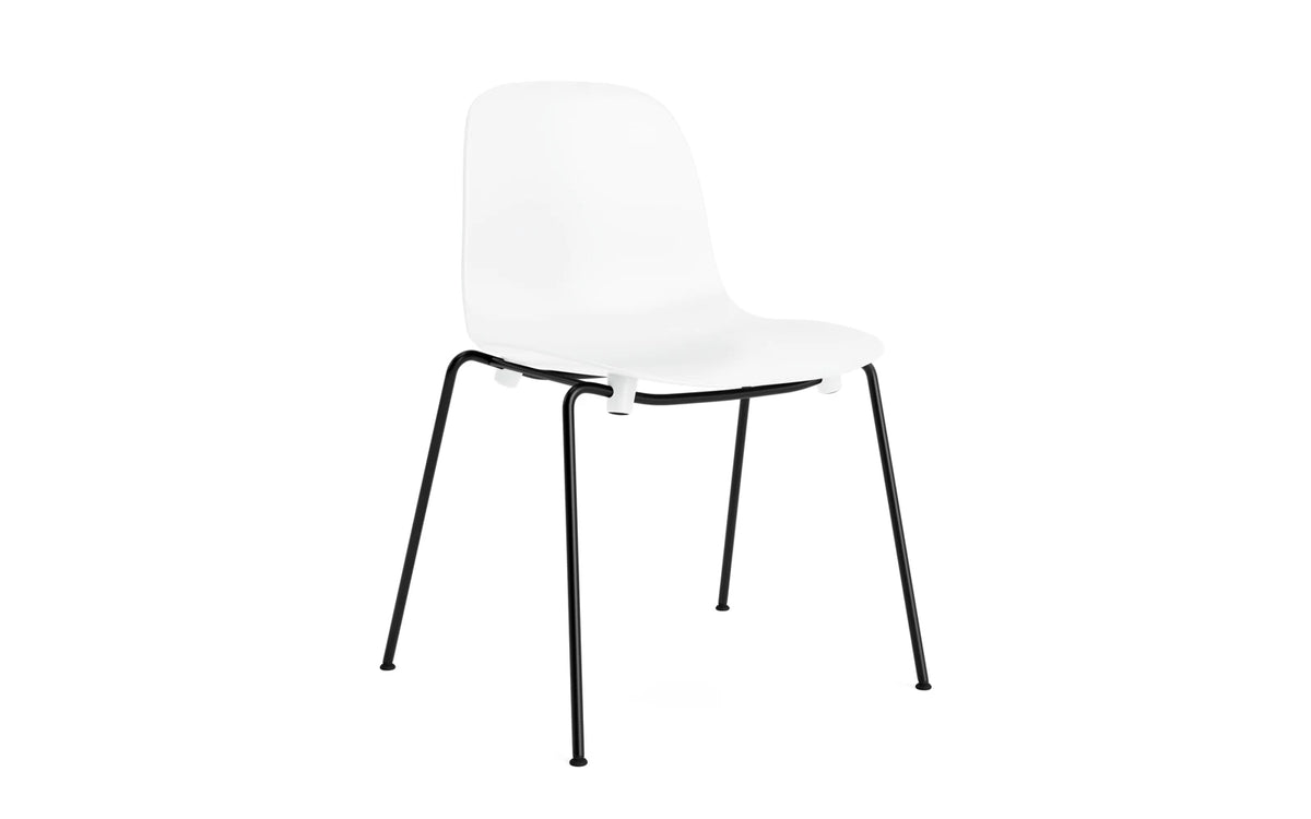 Form Stapelstuhl in Weiss präsentiert im Onlineshop von KAQTU Design AG. Stuhl ist von Normann Copenhagen