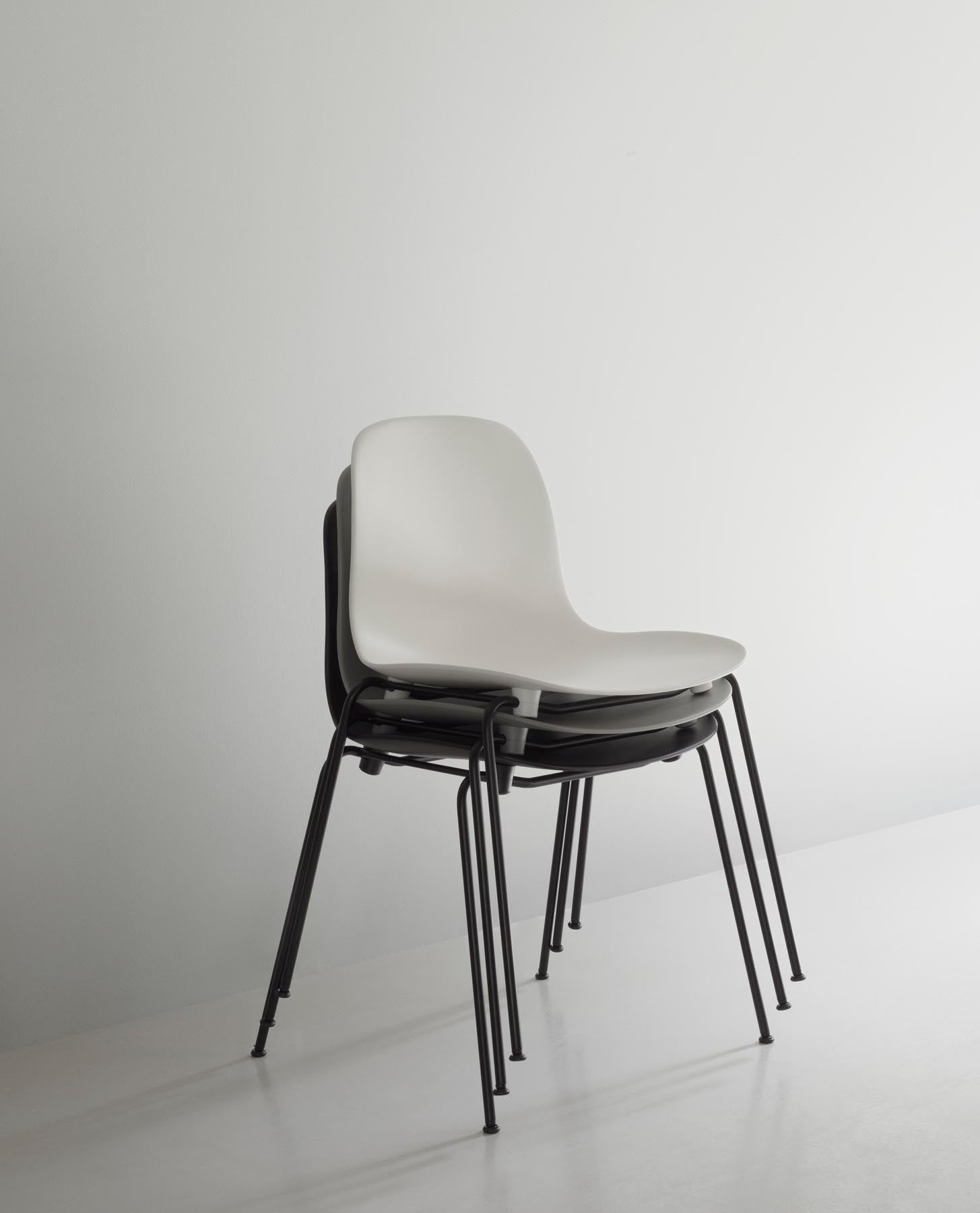 Eleganter Form Stapelstuhl von Normann Copenhagen in Schwarz und Weiß. Ideal für flexible Raumgestaltung und stilvolles Design.