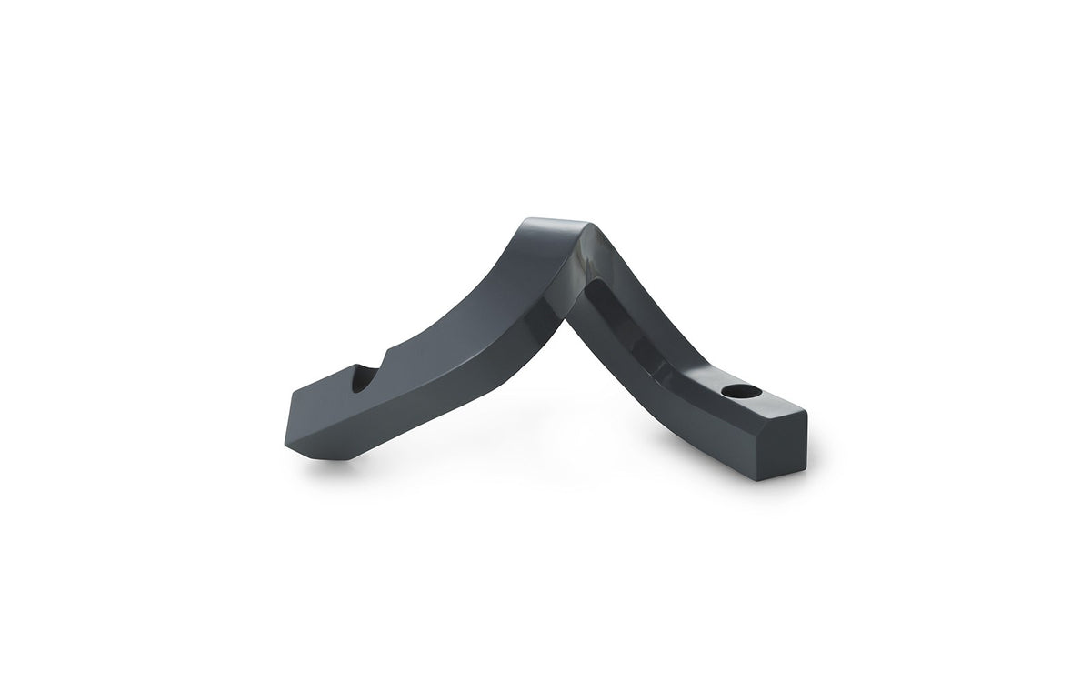 Kerzenhalter Crooked von Normann Copenhagen aus lackiertem Aluminium in Warmes Grau mit geschwungener, skulpturaler Form.