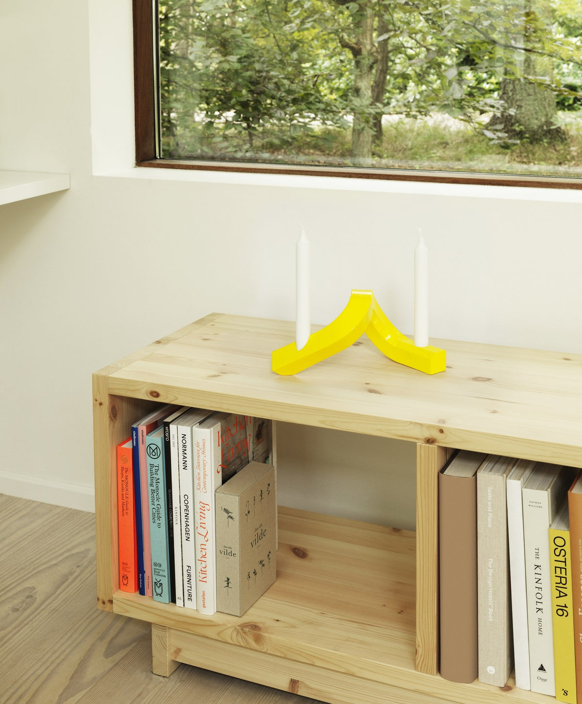 Kerzenhalter Crooked von Normann Copenhagen aus lackiertem Aluminium in Warmes Grau mit geschwungener, skulpturaler Form.