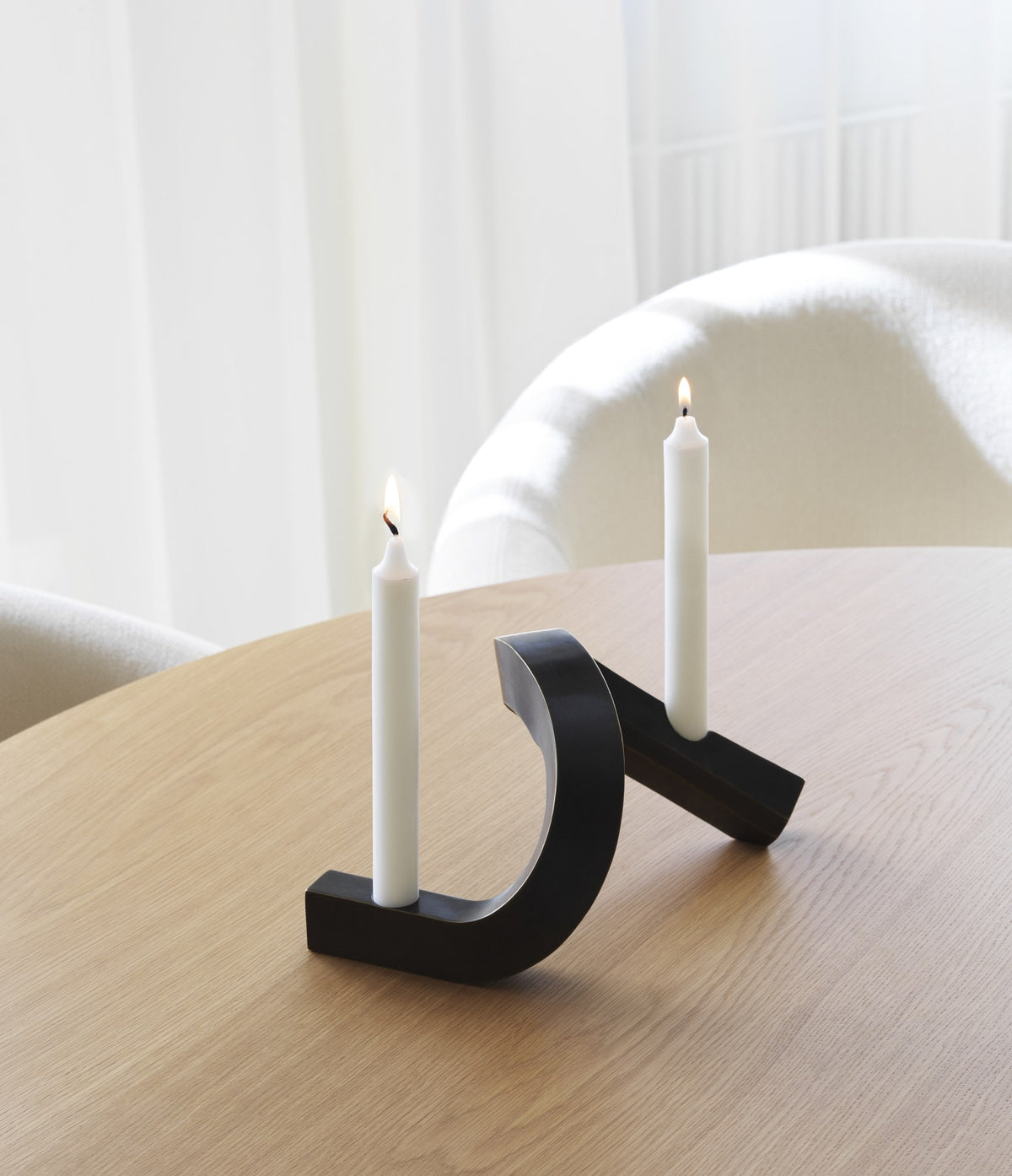 Kerzenhalter Crooked von Normann Copenhagen aus lackiertem Aluminium in Warmes Grau mit geschwungener, skulpturaler Form.